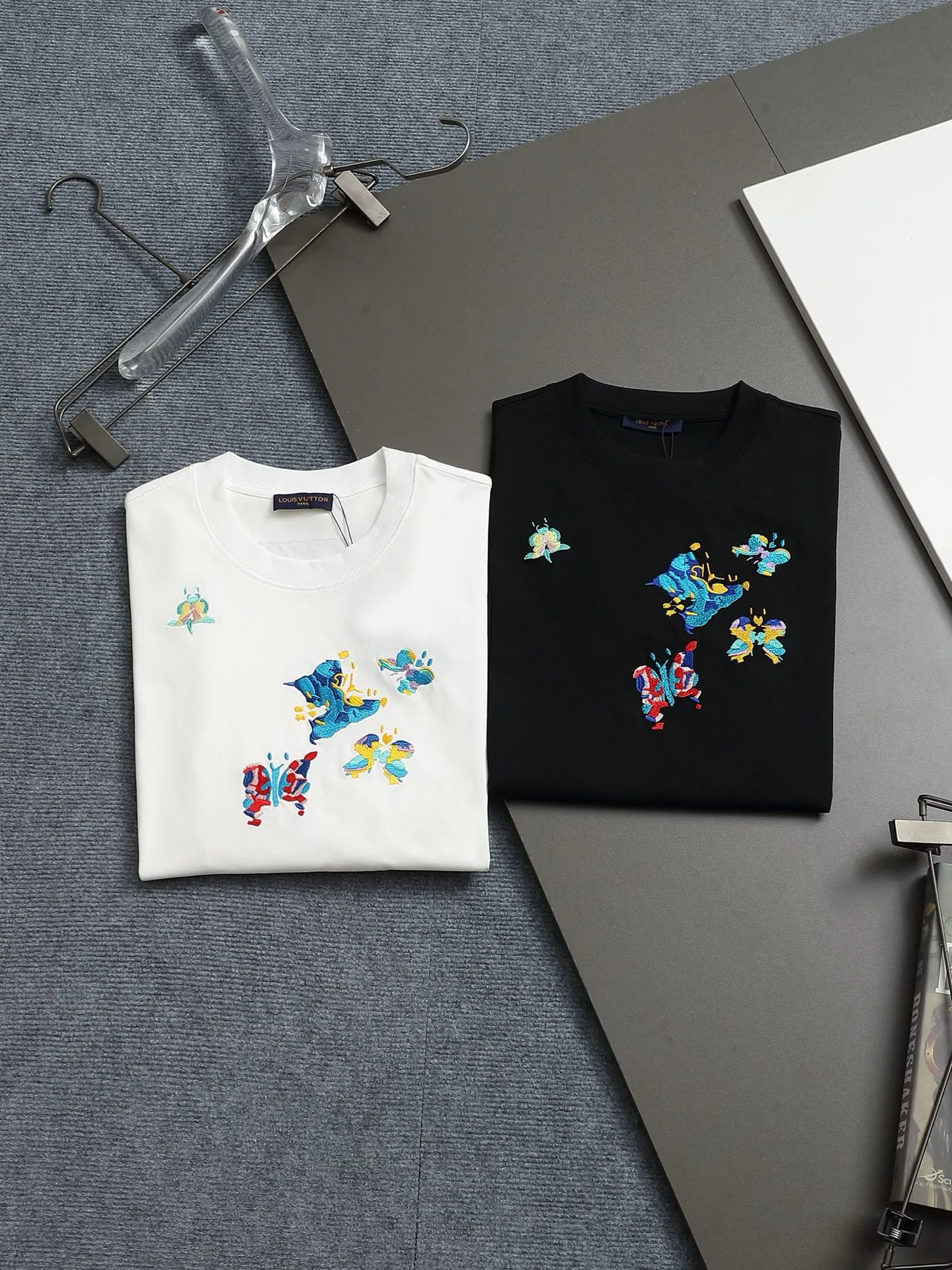 🅿️170 1v new autumn and winter butterfly pattern round neck short sleeves. This sweatshirt is made of densely woven suede cotton. Relying on brilliant colors and complex stitching, it is embroidered with butterfly patterns on the front and back, blooming with a kaleidoscope of dreamy scenery and delicate textures. Awesome fit, same style for men and women 𝙨𝙞𝙯𝙚: xs s m l